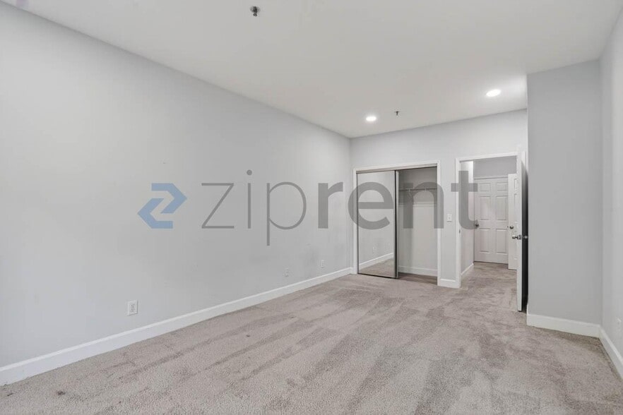 Building Photo - 2921 Lenox Rd NE