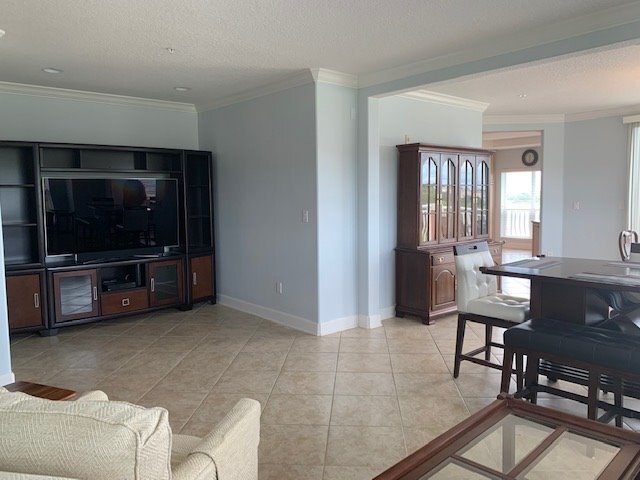 Building Photo - Luxury Top Floor Condo