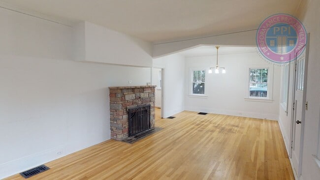 Building Photo - Coveted Old Town Lake Oswego Craftsman | Walk to George Rogers Park, Downtown Dining & Shopping