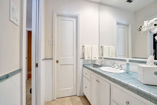 Building Photo - 7 Saranac Rd