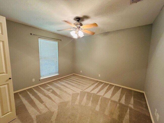 Building Photo - Spacious and Updated Hewitt Home