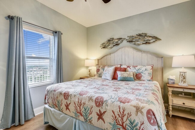 Building Photo - 9860 S Thomas Dr