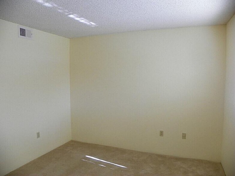 Building Photo - 300 Palm Cir W