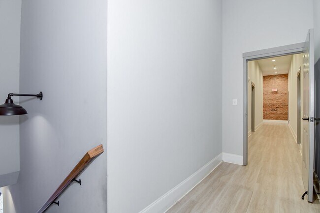 Building Photo - 164 N Louisville St