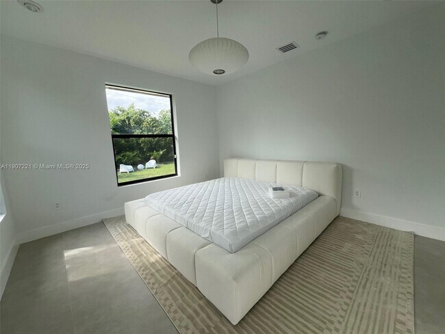 Building Photo - 12790 SW 91 Ave