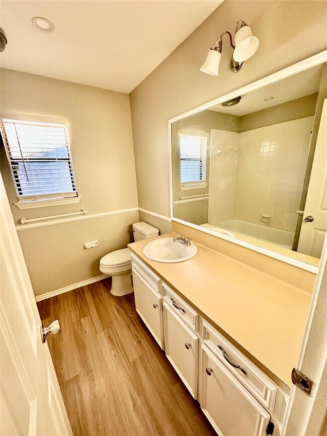 Building Photo - 1102 Serenada Dr