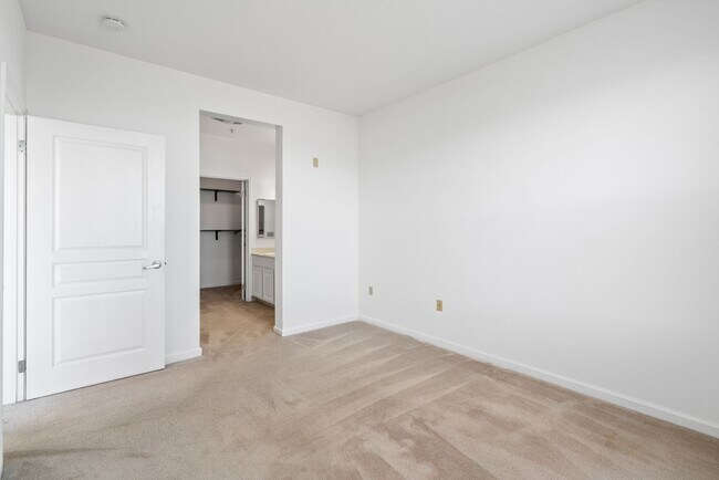 Building Photo - Pet Friendly, Luxurious Condo w/Bay Views....