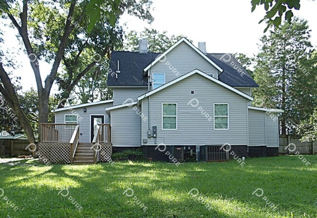 Building Photo - 3305 Bradley St SW