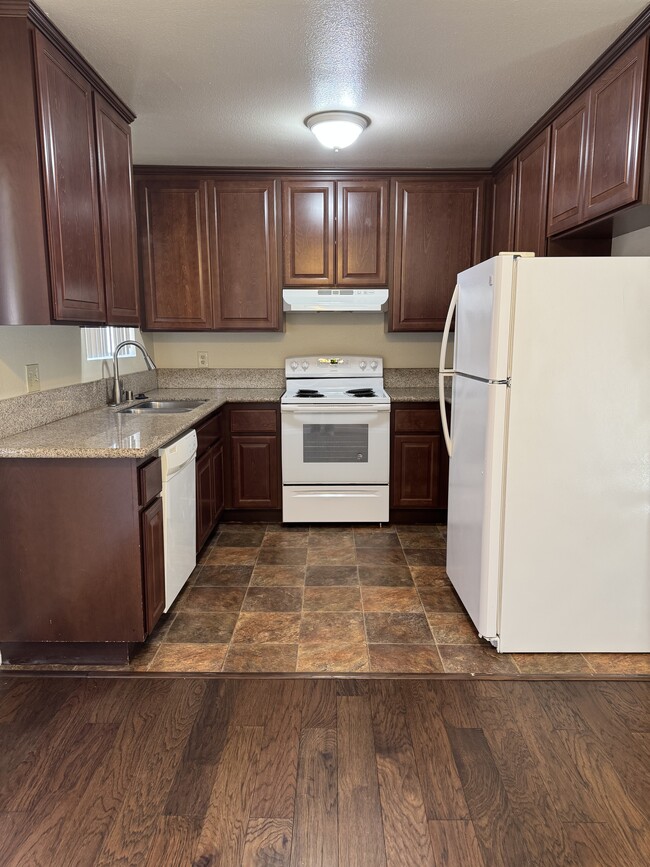 Building Photo - 3707 Hilltop Dr