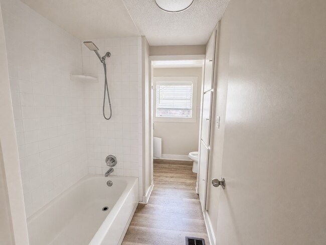 Building Photo - 3/2 Bungalo-style off Birchman