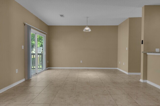 Building Photo - "Charming 3-Bed Townhouse Retreat with 2.5...