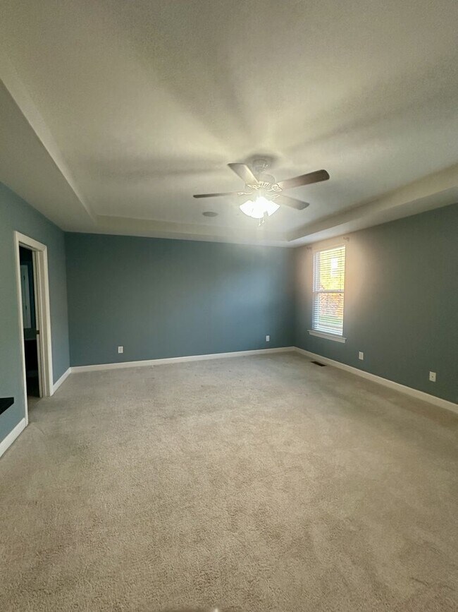Building Photo - Lovely all brick home on corner lot in des...