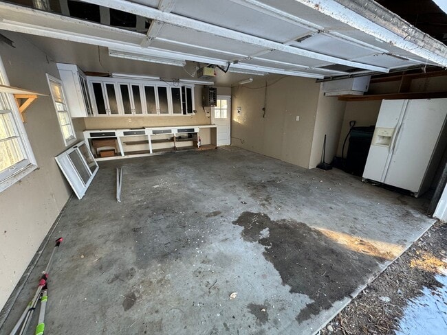 Building Photo - Cute little home with huge back yard.