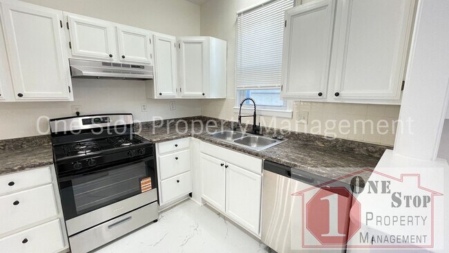 Building Photo - Beautiful 4 Bedroom 2 Bathroom Home in Kansas City!