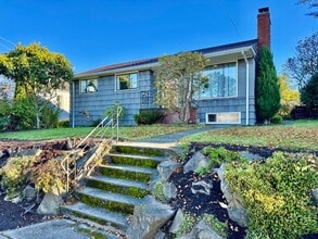 Building Photo - Large Mid-Century Charmer in Sunset Hill!