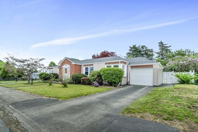 Primary Photo - 8 Greystone Ave