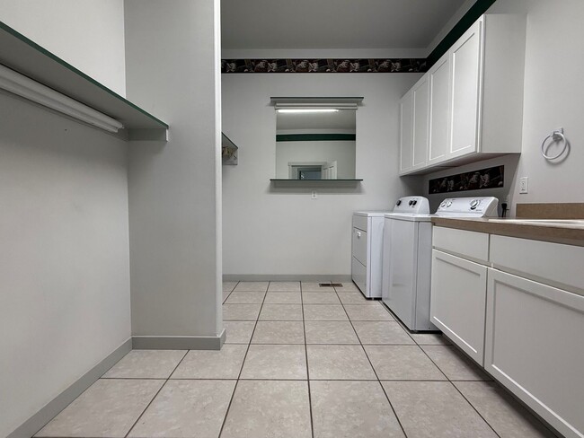 Building Photo - Now renting 3 bedroom House