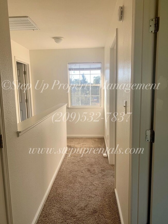 Building Photo - Welcoming and Spacious 3 Bedroom 2.5 Bathroom Home in Sonora!