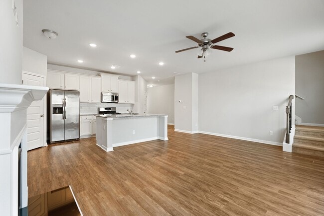 Building Photo - 3 BEDROOM TOWNHOME IN OAKWOOD!