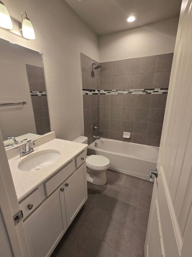 Building Photo - 3B/3B Townhome NOW AVAILABLE in Windsor! Great Location!