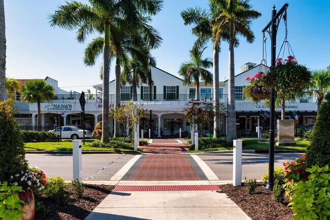 Building Photo - GORGEOUS FULLY RENOVATED 1st FLOOR 2 BEDROOM 1 BATHROOM CONDO LOCATED JUST 5 MINUTES FROM VENICE ...