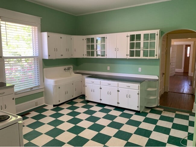 Building Photo - 110 N Hilliard St