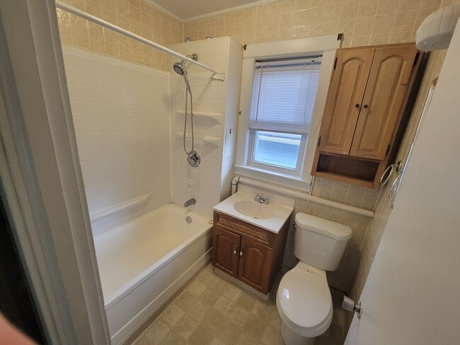 Building Photo - AVAILABLE JUNE - 4 Bed 1 Bath Located In East Hillside