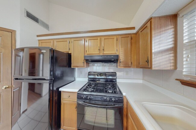Building Photo - Charming 3 bedroom 2 bath home in Northeas...
