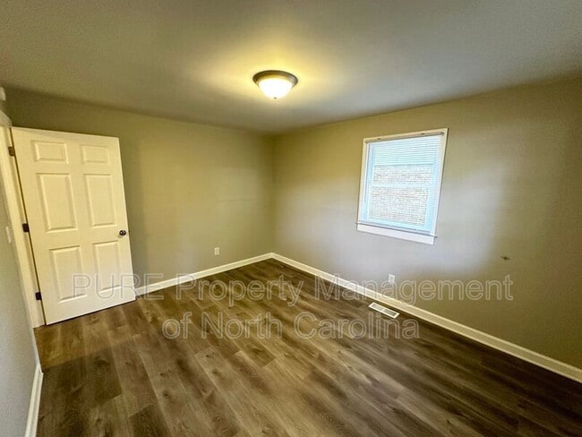 Building Photo - 221 Bookington Dr