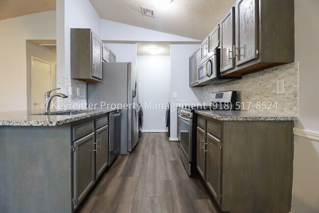 Building Photo - 3 Bed | 2 Bath in Owasso!