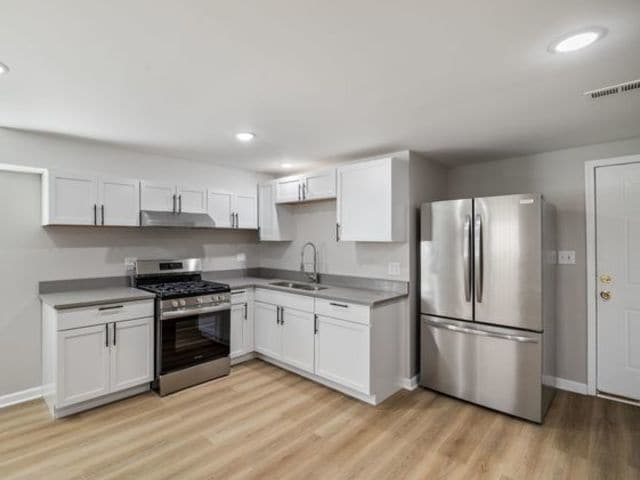 Building Photo - 923 W 85th St