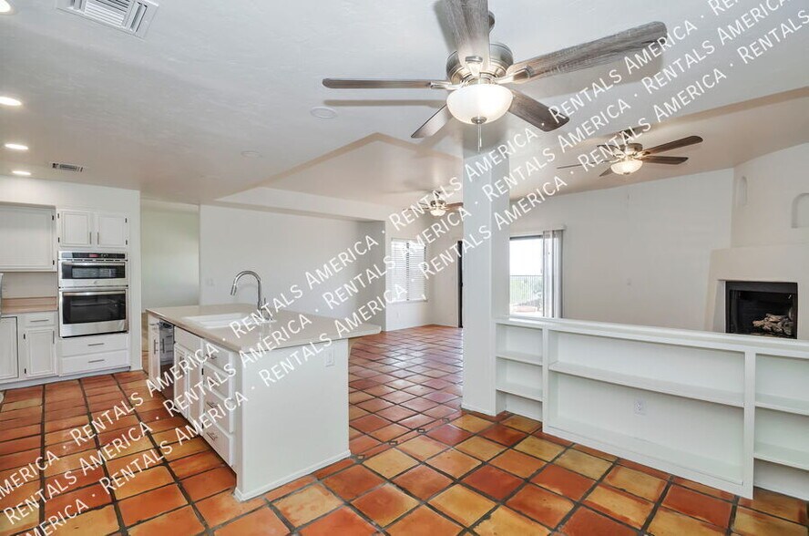 Building Photo - 1150 W Masters Cir