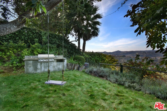 Building Photo - 2145 Linda Flora Dr