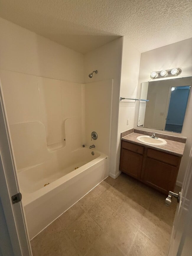 Building Photo - New 3 bedroom listing!