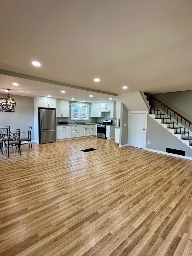 Building Photo - Beautiful 3 bedroom 3 bath Two Story House