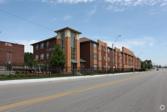 Building Photo - Vine Street Manor