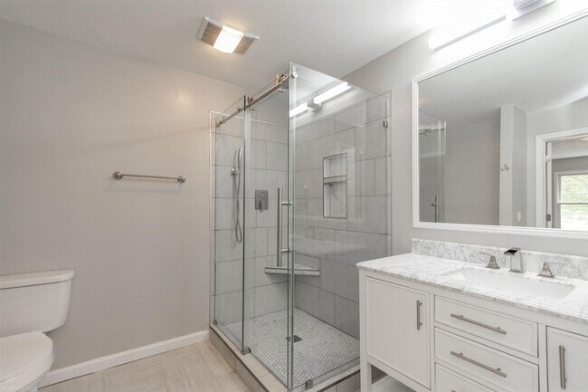 Building Photo - 6 bed/3 1/2 bath.  Pet Friendly