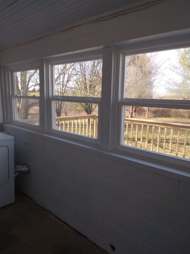 Building Photo - Newly remodeled 2 bedroom 1 bath home, Whi...