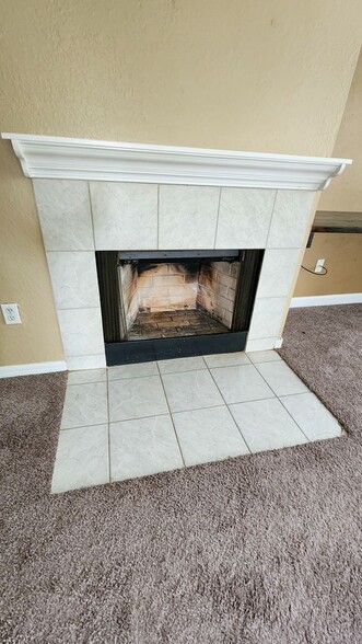 Building Photo - Beautiful 3 bdrm 2 bath botom floor condo available now!