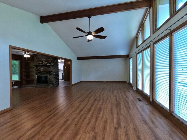 Building Photo - RANCH WITH LARGE LOT IN W. KNOX-CRESTWOOD ...