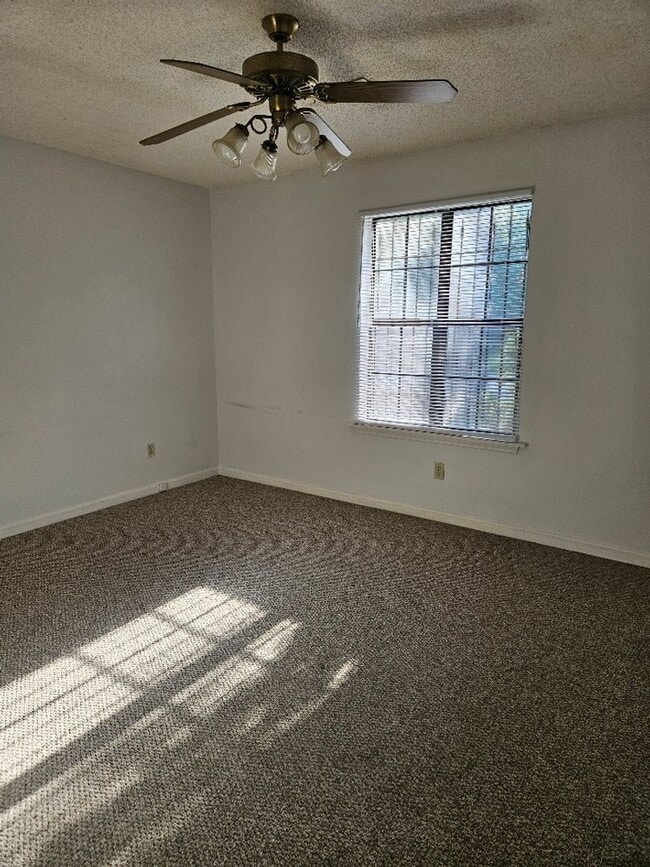 Building Photo - Cute duplex home