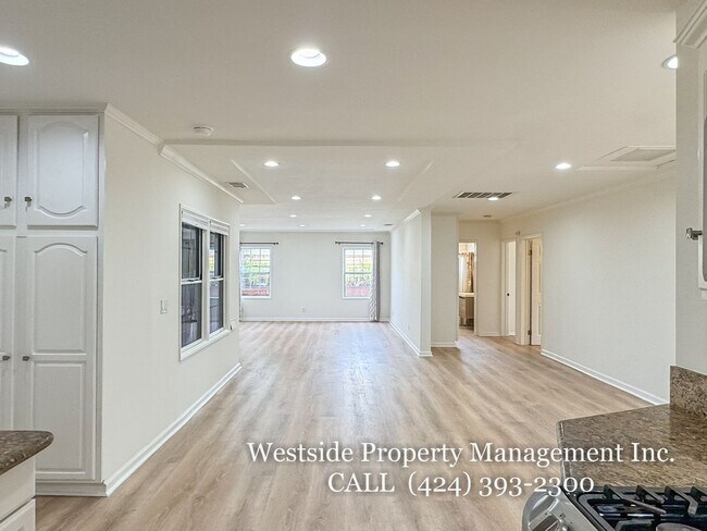 Building Photo - 8120 Glider Ave