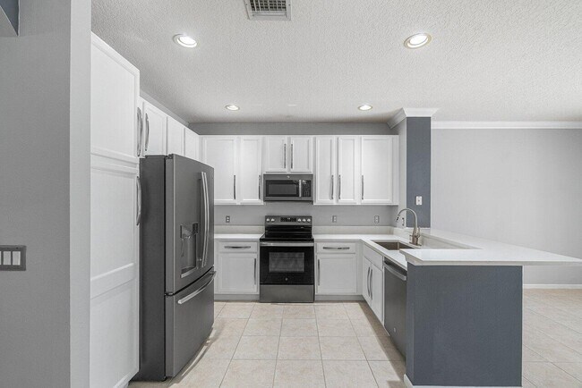 Building Photo - 8080 Briantea Dr