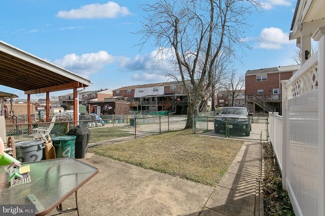 Building Photo - 933 Elm Rd