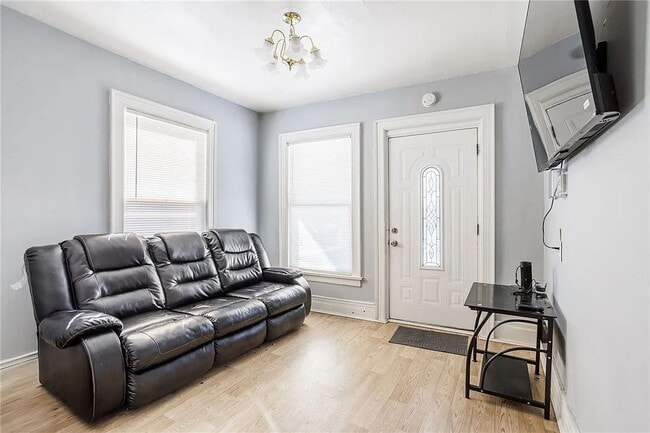 Building Photo - Spacious 2-Bedroom Apartment on Fulton
