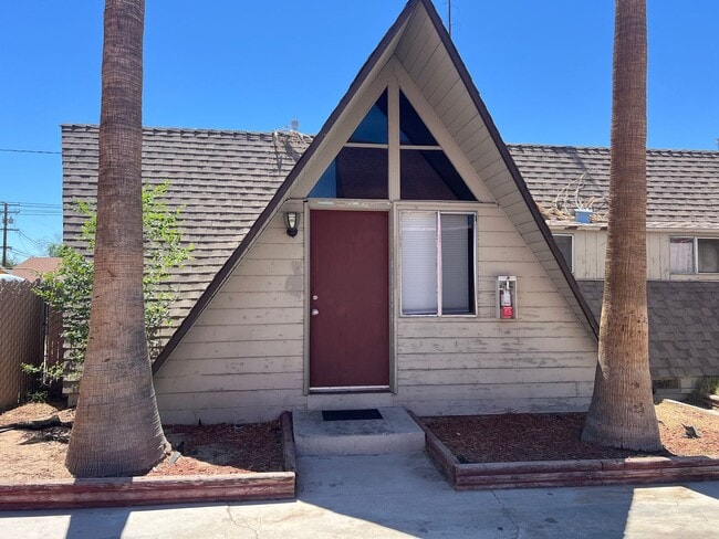 Primary Photo - Cozy 1 Bedroom Apartment Located Near Free...