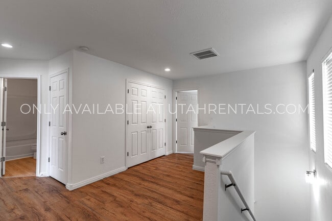 Building Photo - 211 Greenfield Cir