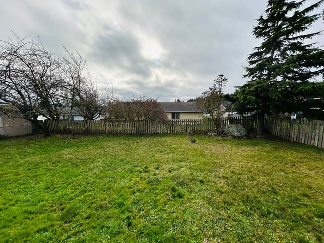 Building Photo - ***PENDING APPLICATION***3 Bedroom Home located in the heart of town! Close to everything!