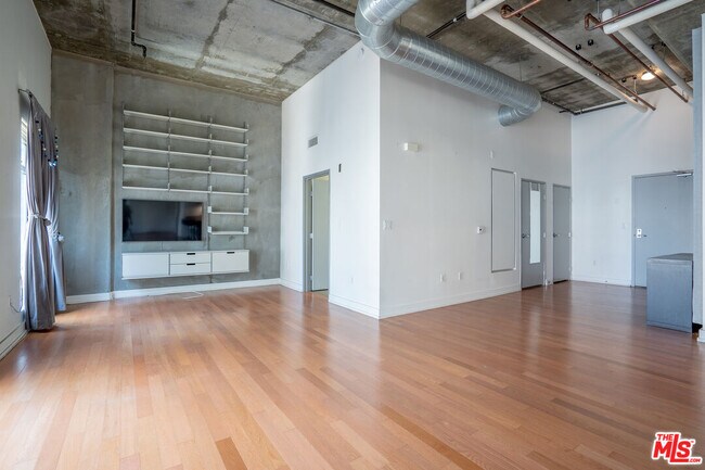 Building Photo - 645 W 9th St