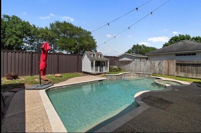 Building Photo - 18234 Knotty Green Dr